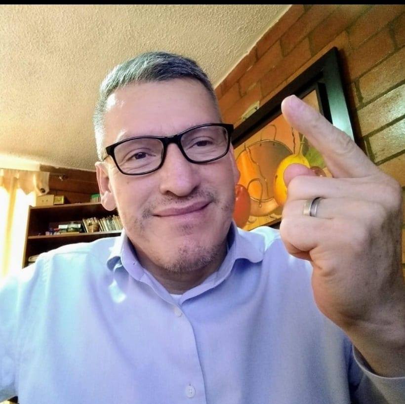 Hombre con gafas y camisa azul