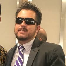 Hombre en traje con gafas oscuras