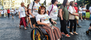 Pride de discapacidades, mujer en silla de ruedas sonriendo a la cámara