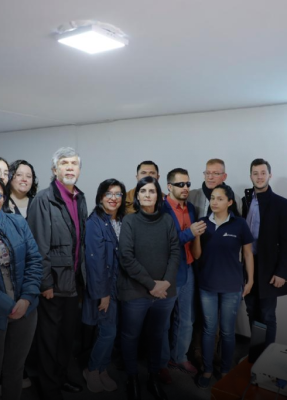 10 personas agrupadas para una foto