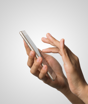 En la imagen, una mano sostiene una pantalla de celular